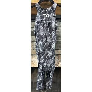 TYR Women’s Avictor 2.0 Closed Back Tech Suit Size 22 Black/Gray *A7
